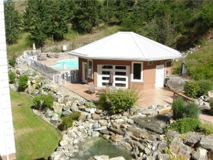 Fitness centre, pool and hot tub