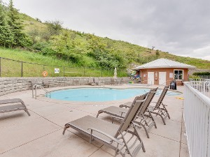 Outdoor pool with hot tub in season